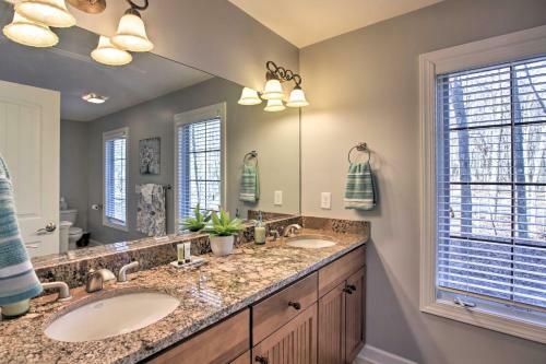 Spacious Wintergreen Resort Home With Hot Tub!