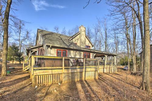 Spacious Wintergreen Resort Home With Hot Tub!