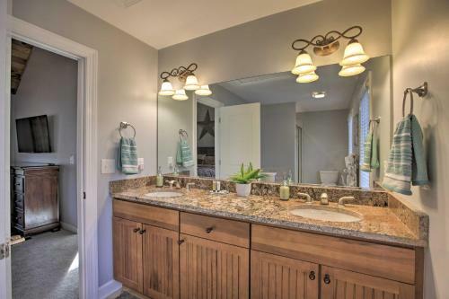 Spacious Wintergreen Resort Home With Hot Tub!