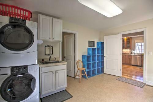 Spacious Wintergreen Resort Home With Hot Tub!