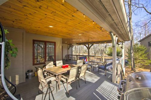 Spacious Wintergreen Resort Home With Hot Tub!