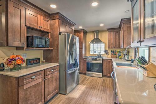 Central Green Bay Home, 3 Mi To Lambeau Field