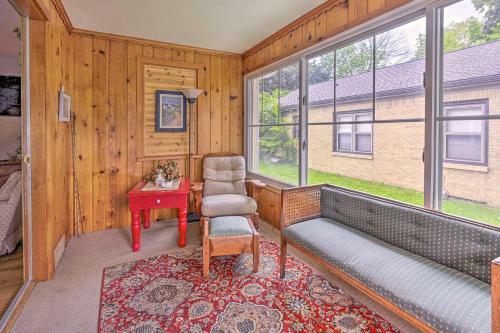 Central Green Bay Home, 3 Mi To Lambeau Field