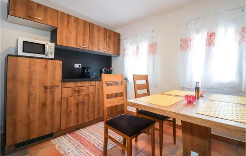 Amazing Home In Deutsch-sch�tzen With 1 Bedrooms