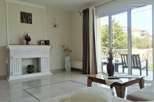 Sea And Mountains View Apartment