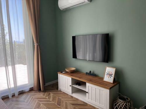 Las Brisas Garden Apartment