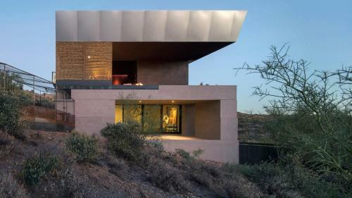 5 Acre Desert Sanctuary With Luxury Amenities
