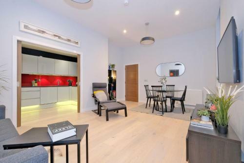 Stunning Central Two Bedroom Executive Apartment