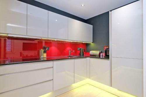 Stunning Central Two Bedroom Executive Apartment