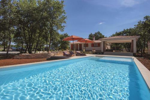 Villa Mit Privatem Pool Und Gro�em Grundst�ck
