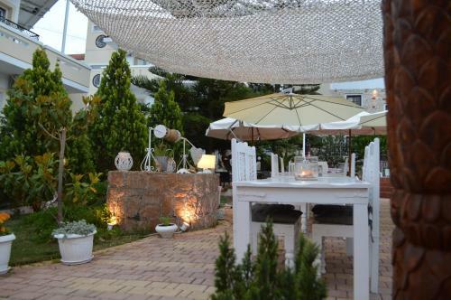 Nikos Apartments