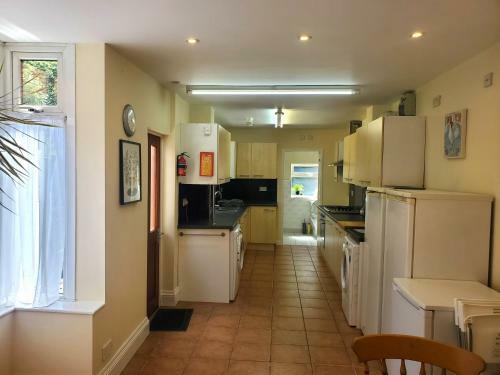 Spacious 4 Bedroom Edwardian Home Close To Station