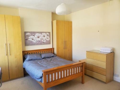Spacious 4 Bedroom Edwardian Home Close To Station