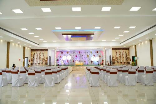 Hotel Oyo 91745 Dgb Convention Lodge