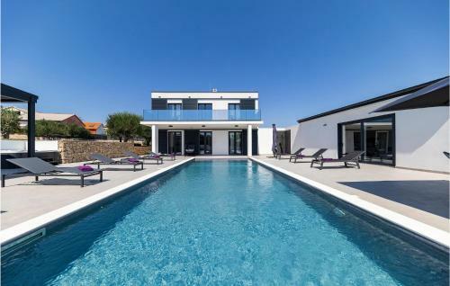 Nice Home In Razanac With Jacuzzi, Wifi And 4 Bedrooms