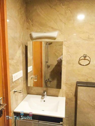 City Center ? Luxuries Studio Apartment In Mall - By Taj Studios
