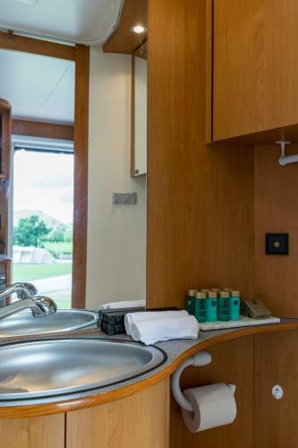 Cosy Caravan On Luxury Campsite