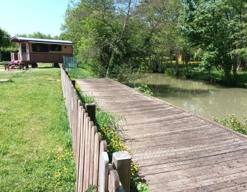 Camping Les Roulottes Du Bazois