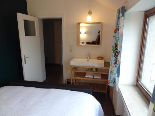 Hostal Guesthouse Les Tilleuls