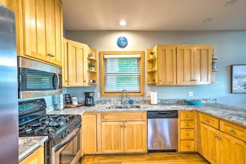 Waterfront Mound Retreat With Boat Dock Access!