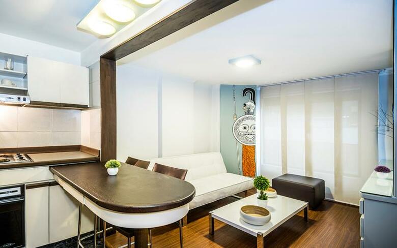 Lloyds Apartasuites Parque 93