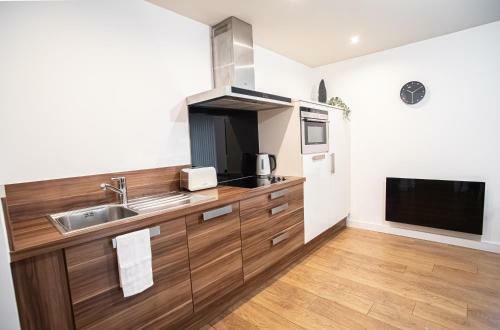 Stylish 2 Bed City Centre Apartment Sheffield - Available & Book Today