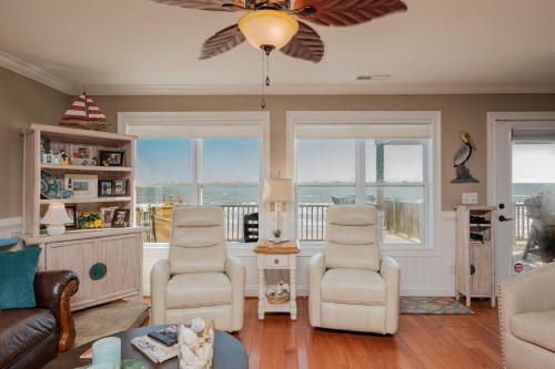 A Villa Roja By Oak Island Accommodations
