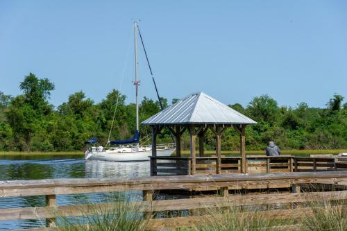 Beach Happy By Oak Island Accommodations
