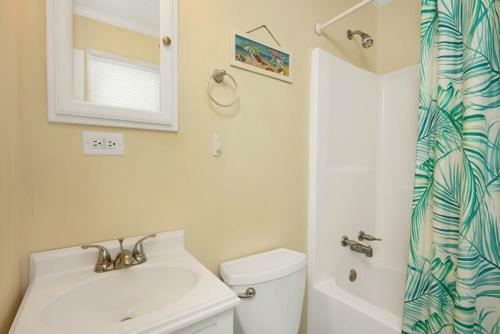 Apartamento The Hideaway By Oak Island Accommodations