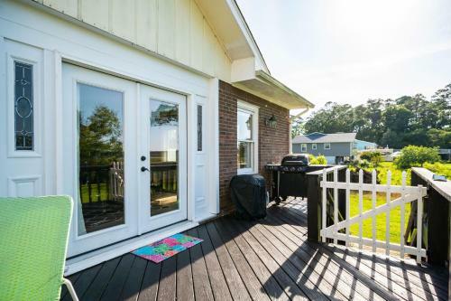 Dockside Paradise By Oak Island Accommodations