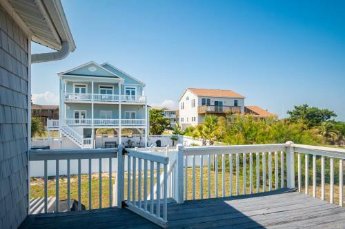 Sawyers Shore Shack By Oak Island Accommodations