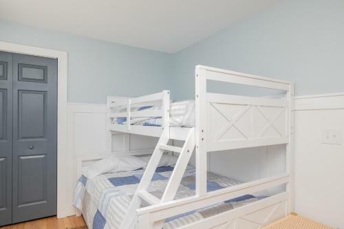 Sawyers Shore Shack By Oak Island Accommodations