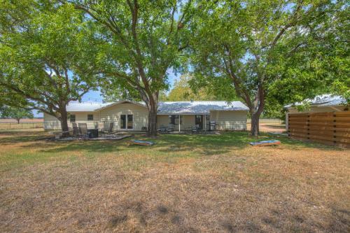 Cute Haus With Outdoor Seating, Bbq, And Fire Pit!