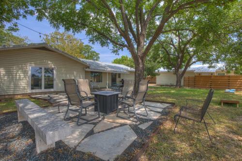 Cute Haus With Outdoor Seating, Bbq, And Fire Pit!