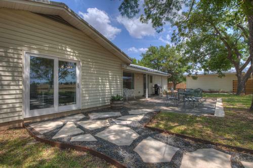 Cute Haus With Outdoor Seating, Bbq, And Fire Pit!
