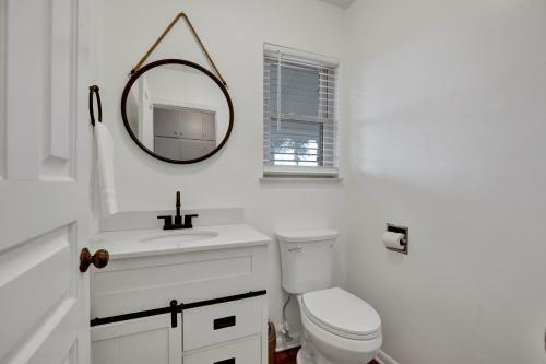 Cute Haus With Outdoor Seating, Bbq, And Fire Pit!