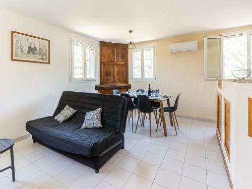 Cosy Holiday Home In Minerve With Garden