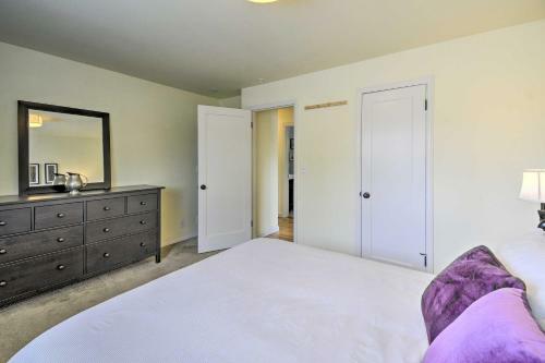 Cozy Tacoma Home Close To Beaches And Boating!