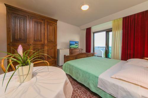 Adria Brela Apartments