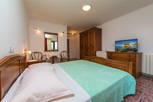 Adria Brela Apartments