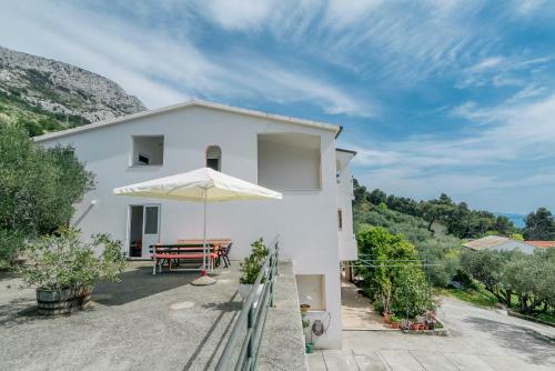 Adria Brela Apartments