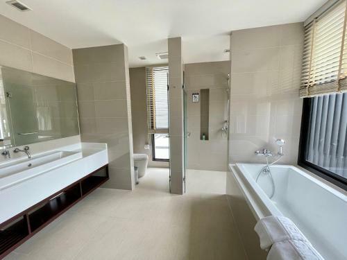 5 Bedroom Rooftop Pool Villa Laguna Park