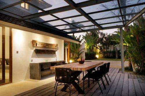 Amazing Villa With Pool And Huge Lawn