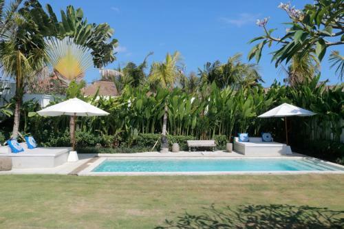 Amazing Villa With Pool And Huge Lawn