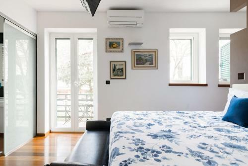 Sunny Seafront Apartment Dolphin