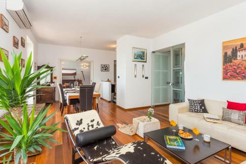 Sunny Seafront Apartment Dolphin