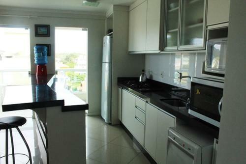 018 - Apartamento Com 4 Dormit�rios Centro De Bombinhas- Garagem Para 3 Carros