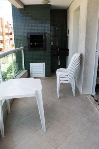 018 - Apartamento Com 4 Dormit�rios Centro De Bombinhas- Garagem Para 3 Carros