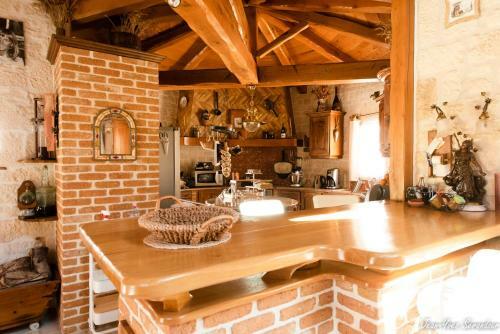 Bed & Breakfast Le Mas Des Mathes, Chambres D'h�tes, Studios