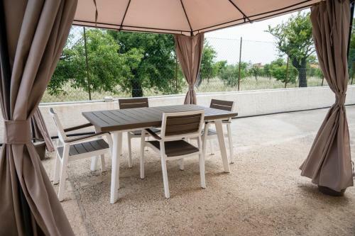 Apartamento Villa Dolmen Con Piscina